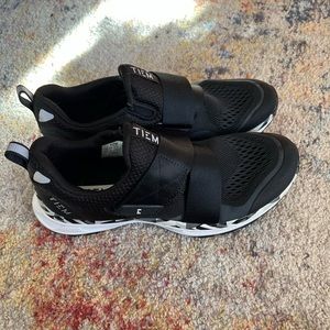 TIEM spin shoes women’s 8.5 black geo with clips installed!